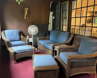 The Cozy Cottage - Milford - Living room