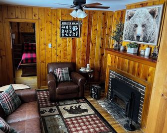 Lakefront 1-bedroom cabin in St. Mary's Glacier, Idaho Springs - Idaho Springs - Huiskamer