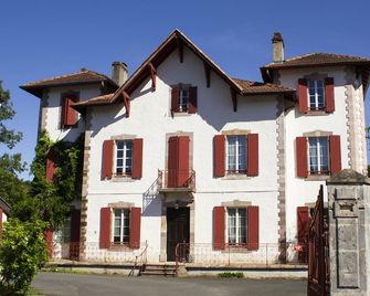 Maison de Maître 500m2,renovated, sleeps 22, center of St Etienne de Baïgorry - Baigorri - Edificio