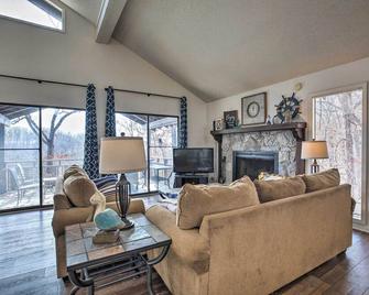 Resort Perks Spacious Lake of the Ozarks Home - Osage Beach - Living room