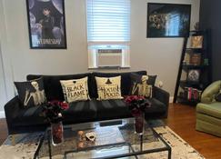 It’s Showtime-Book Lally’s House! Steps to Common! - Salem - Living room