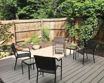 Blacksburg - Newly Renovated Luxury Townhouse - 1.1 Miles From Campus - Blacksburg - Patio