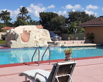 Furnished Private Apartment in a gated mansion - Tamiami