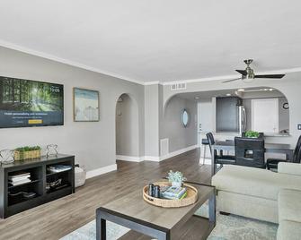 Waterfront condo & boat dock at the Heart of Palm Beach - Lantana - Living room