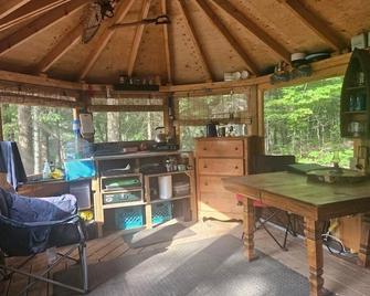 Cozy Glamping retreat in the forest on our Off grid land. - Gilmour - Cocina