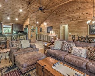 Pure Pleasure on the Lake- Pet Friendly | Lake Front | Private Dock on Lake Nottely - Blairsville - Living room