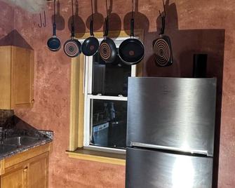 Fun 2-bedroom downtown 2nd floor loft style apartment with WiFi and theater room - Virginia - Kuchyň