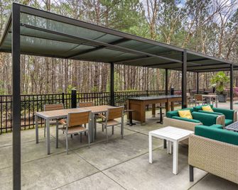 Holiday Inn Atlanta-Gas South Arena Area By IHG - דולות' - פטיו