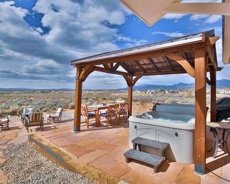 Miners Haven, 360° Views + Hot Tub! - Ranchos de Taos - Patio