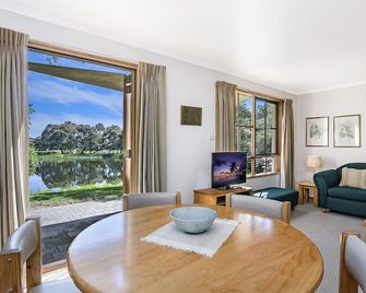 Whalers Cottage - Port Fairy - Dining room