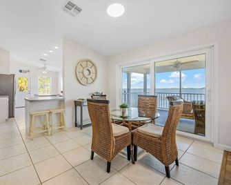 Direct Riverfront Paradise Home - Micco - Comedor