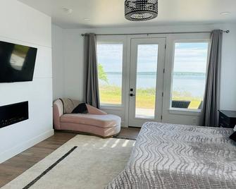 La Vie Au Soleil -Live Life In The ️ 7 Br Lake Front Home-️stunning Views️ - Quinton - Living room