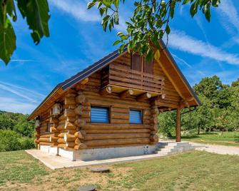 Nice Home In Slunj With 2 Bedrooms, Wifi And Outdoor Swimming Pool - Slunj - Building