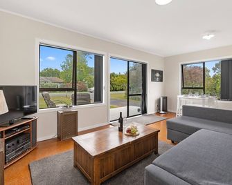 Pipi Cabin - Mangawhai Village Bach - Mangawhai - Living room