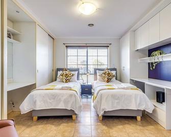 Stayau Tranquil 4br Lakeside Retreat In Seabrook - Altona Meadows - Bedroom