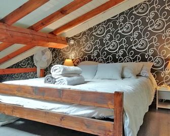 INSOLITE: a house with atypical charm, with swimming pool - Figeac - Soverom