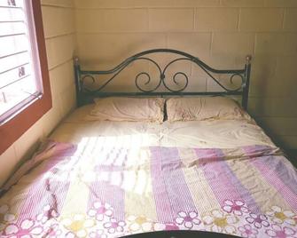 Holiday Farmhouse amidst mango trees and other plantations - Kanakapura - Bedroom