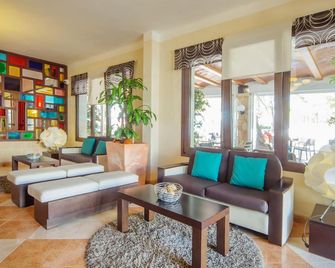 هوتل سيس بونتيتيس - كالا دي اور - غرفة معيشة