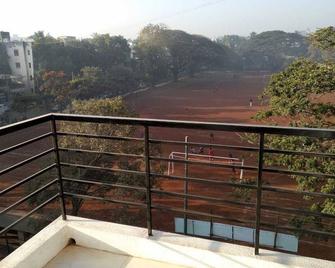 Cozy Nest Belgaum - 2 Bedroom Fully Furnished Apartment - Belgaum - Balcón