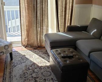 Lbi / One Block From The Beach.\npremier Host Summer, 2025! - Long Beach - Living room