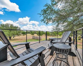 Black Oak - Container Home Near Magnolia, Baylor - Bellmead - Balkon