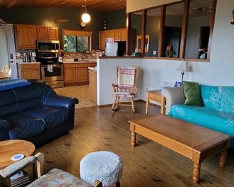 Cozy Canadian cabin overlooking the ocean! 1 min to the beach - Qualicum Beach - Living room