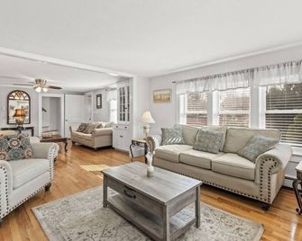 Private Resort Style Hyannis Property. Heated Pool, Playground&basketball Court - Barnstable - Living room