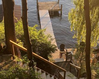 Lakefront cottage with private deck and dock, amazing porch with sunset views - Hector - Patio