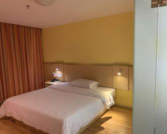 7 Days Inn Xiu Shui Ning Hong Avenue Branch - Xianning - Schlafzimmer