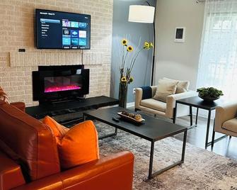 Modern and elegant condominium - SeaTac - Living room