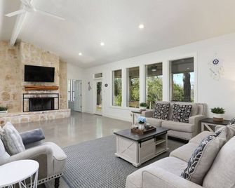 Luxury Comfort and Spacious Patio - Serene Country Retreat - McQueeney - Huiskamer