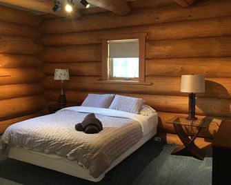 Golden Log House above the Valley - Golden - Bedroom