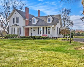 The Old Snow Farm: Lake Allegan Waterfront, Classic Farmhouse, Fire Pit, Patio - Allegan - Будівля