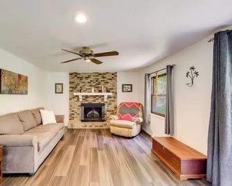 1 Mi to Freer Field: Ashland Home w/ Yard! - Ashland