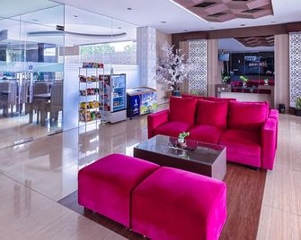 Viva Hotel Kediri, Azana Hotels Collection - Kediri - Lounge