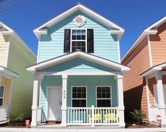 Beautiful Comfortable Townhome, One Block From Beach! - Myrtle Beach - Building