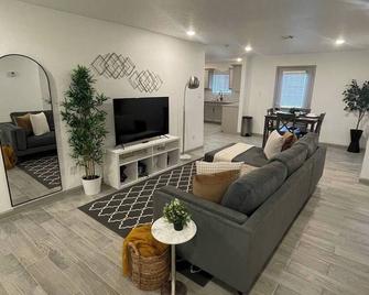 NEW! - Valor’s Paradise - Midterm Stays Welcome\n\n - Houston - Living room