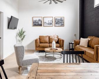 High-end luxurious loft within walking distance to downtown! - Mountain Home - Living room