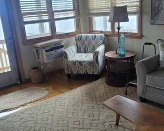 Mallard Island home - Manahawkin - Living room