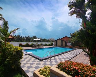 Green Palace Health Resort - Champakulam - Piscina