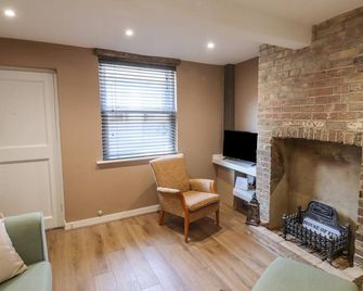 Star Cottage - Eastbourne - Living room