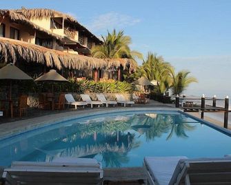 Hotel Grandmare & Bungalows - מנקורה - בריכה