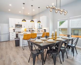 Inviting 4br/2ba Near Downtown & Riverwalk - San Antonio - Comedor
