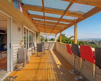 Tahuna Views - Sweeping Bay Views with a Spa Pool. Easy Walk to the Beach! - Nelson - Balcony
