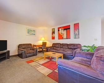 Capital O Stevenson Inn Riverside - Stevenson - Sala de estar