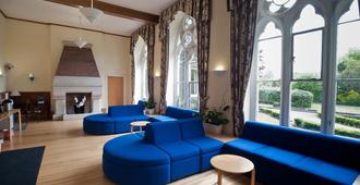 Hinsley Hall - Leeds - Living room