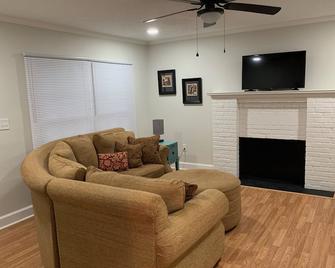 Renovated duplex on former asylum campus - Milledgeville - Living room