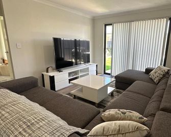 Cozy and Compact 4-bedroom house with WiFi, AC in charming Rivergums Baldivis - Baldivis - Sala de estar