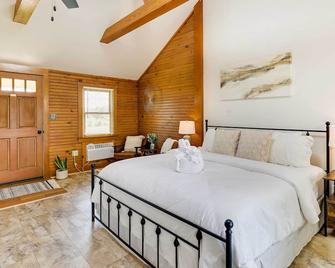 Scenic Eureka Springs Cabin Rental with Balcony! - Garfield - Habitación