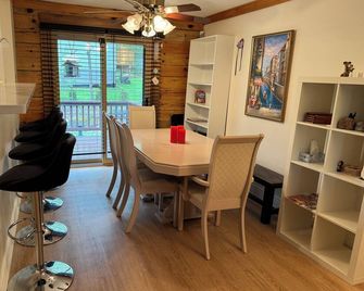 Luxury Log Cabin with work spaces, generator and car charger - Penetanguishene - Comedor